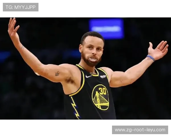 库里抬手庆祝的瞬间，勇士板凳席一片沉默